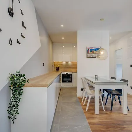 East Apartment *